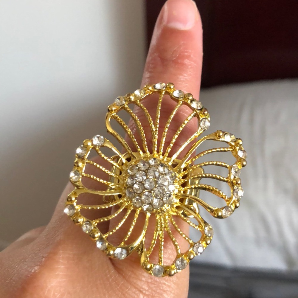 Gold finishing flower ring with white clear stone